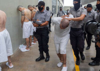 Un prisionero se traslada como Secretario de Seguridad Nacional de los Estados Unidos de Kristi Noem Tours del Centro de Confinamiento Terrorista (CECOT) en Tecoluca, El Salvador, el 26 de marzo de 2025.