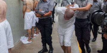 Un prisionero se traslada como Secretario de Seguridad Nacional de los Estados Unidos de Kristi Noem Tours del Centro de Confinamiento Terrorista (CECOT) en Tecoluca, El Salvador, el 26 de marzo de 2025.