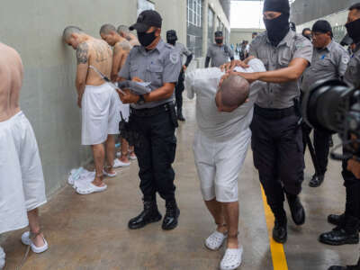 Un prisionero se traslada como Secretario de Seguridad Nacional de los Estados Unidos de Kristi Noem Tours del Centro de Confinamiento Terrorista (CECOT) en Tecoluca, El Salvador, el 26 de marzo de 2025.