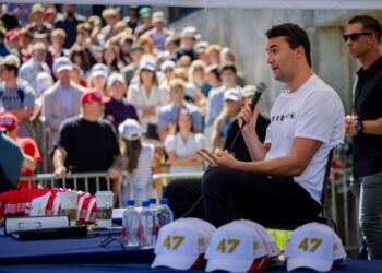 Charlie Kirk hablando en la Convención Nacional Republicana.