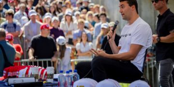 Charlie Kirk hablando en la Convención Nacional Republicana.