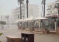 Escena de la calle inundada en Benidorm durante una fuerte tormenta.