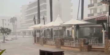 Escena de la calle inundada en Benidorm durante una fuerte tormenta.