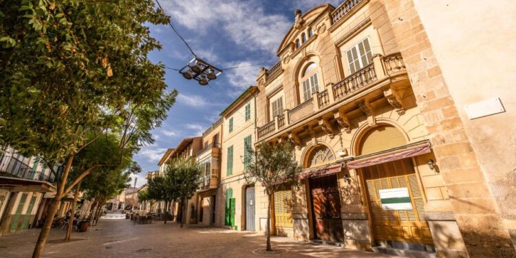 Escena callejera en Porreres, España.