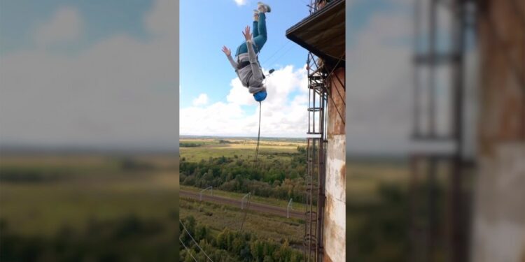 Mujer que cae de una estructura alta durante un deporte extremo.