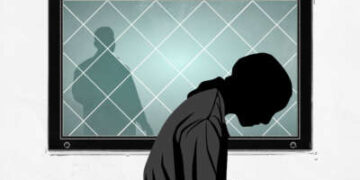 Ilustración de mujeres jóvenes que sostienen su estómago con dolor. En el fondo hay una ventana de puerta de la prisión a través de la cual se puede ver a su padre extendiéndose.