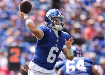 Manos del entrenador en jefe de los Gigantes que comienzan el trabajo de QB al novato Jaxson Dart