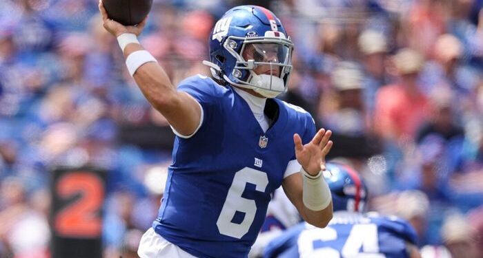 Manos del entrenador en jefe de los Gigantes que comienzan el trabajo de QB al novato Jaxson Dart