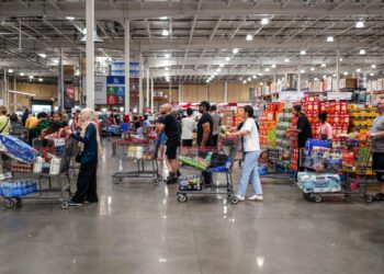 People Shop en una tienda en Elkridge, Maryland, el 11 de julio de 2025. (Madalina Kilroy/The Epoch Times)