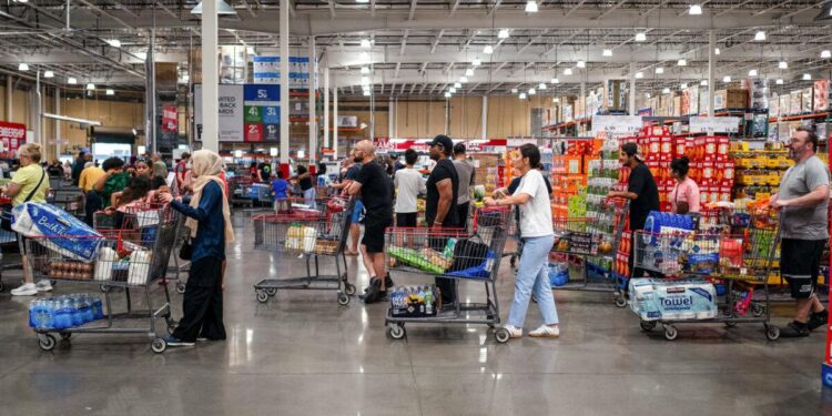 People Shop en una tienda en Elkridge, Maryland, el 11 de julio de 2025. (Madalina Kilroy/The Epoch Times)