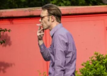 Un collage de imágenes que contiene 1 imágenes, la imagen 1 muestra a Christian Brückner fumando un cigarrillo en un estacionamiento de McDonald's