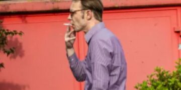 Un collage de imágenes que contiene 1 imágenes, la imagen 1 muestra a Christian Brückner fumando un cigarrillo en un estacionamiento de McDonald's