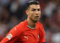 Cristiano Ronaldo de Portugal observa durante la final de la UEFA Nations League 2025.