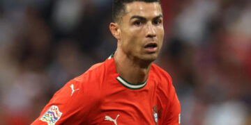 Cristiano Ronaldo de Portugal observa durante la final de la UEFA Nations League 2025.