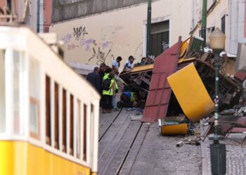 Tram descarriló en una calle.