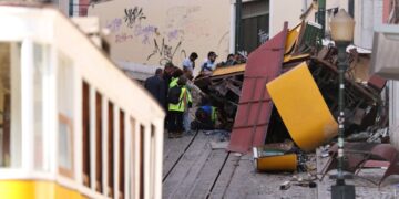 Tram descarriló en una calle.