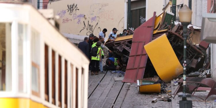 Tram descarriló en una calle.