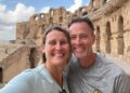 Lindsay y Craig Foreman sonriendo frente a las antiguas ruinas.