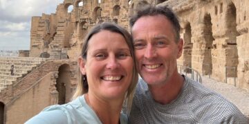 Lindsay y Craig Foreman sonriendo frente a las antiguas ruinas.