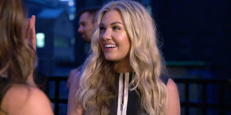 Erika Kirk sonriendo.