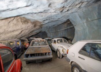 Autos antiguos abandonados en una mina suiza.