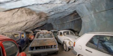 Autos antiguos abandonados en una mina suiza.