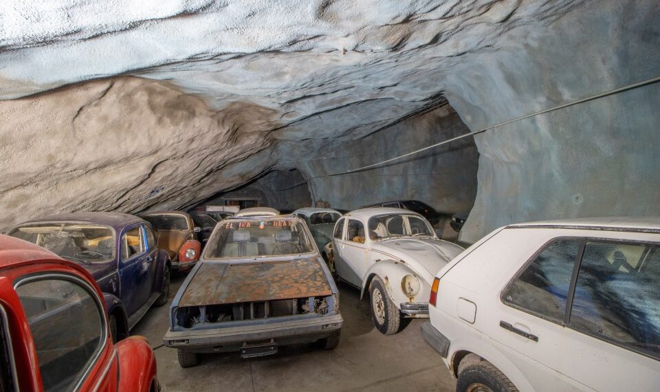 Autos antiguos abandonados en una mina suiza.