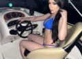 Mujer en Bikini azul conduciendo un bote por la noche.
