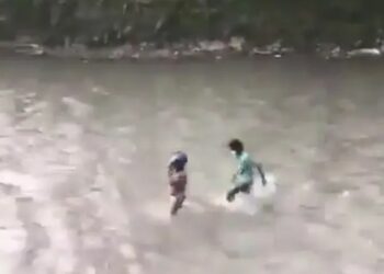 El ministro de finanzas de Nepal persiguió a un río por los manifestantes.