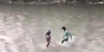 El ministro de finanzas de Nepal persiguió a un río por los manifestantes.