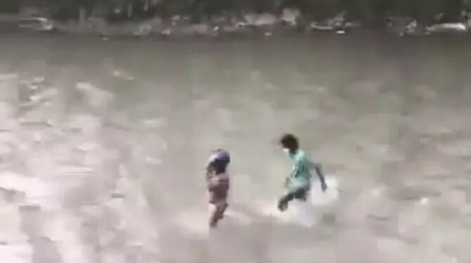 El ministro de finanzas de Nepal persiguió a un río por los manifestantes.