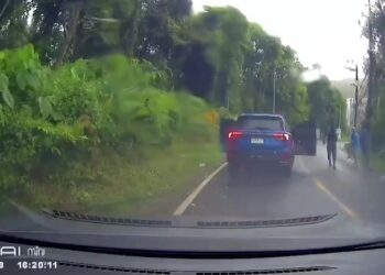 Las imágenes de Dashcam de un SUV se detuvieron en una carretera, con puertas abiertas y personas que emergen del vehículo.