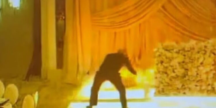 Una persona que roba regalos de una recepción de boda.