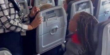 Un pasajero pegó pegado a su asiento por supuestamente atacar a la tripulación en un vuelo a Las Vegas.