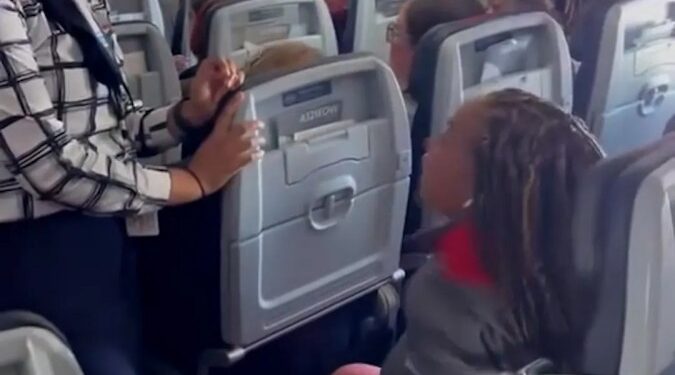 Un pasajero pegó pegado a su asiento por supuestamente atacar a la tripulación en un vuelo a Las Vegas.