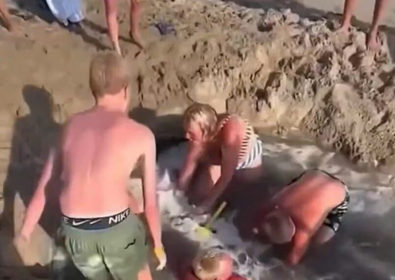 Rescate de dos niños atrapados en un agujero de arena colapsado.