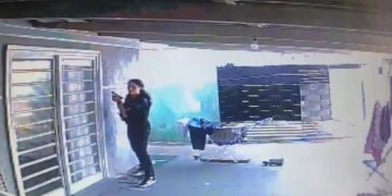 Una mujer sosteniendo un arma.