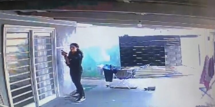 Una mujer sosteniendo un arma.