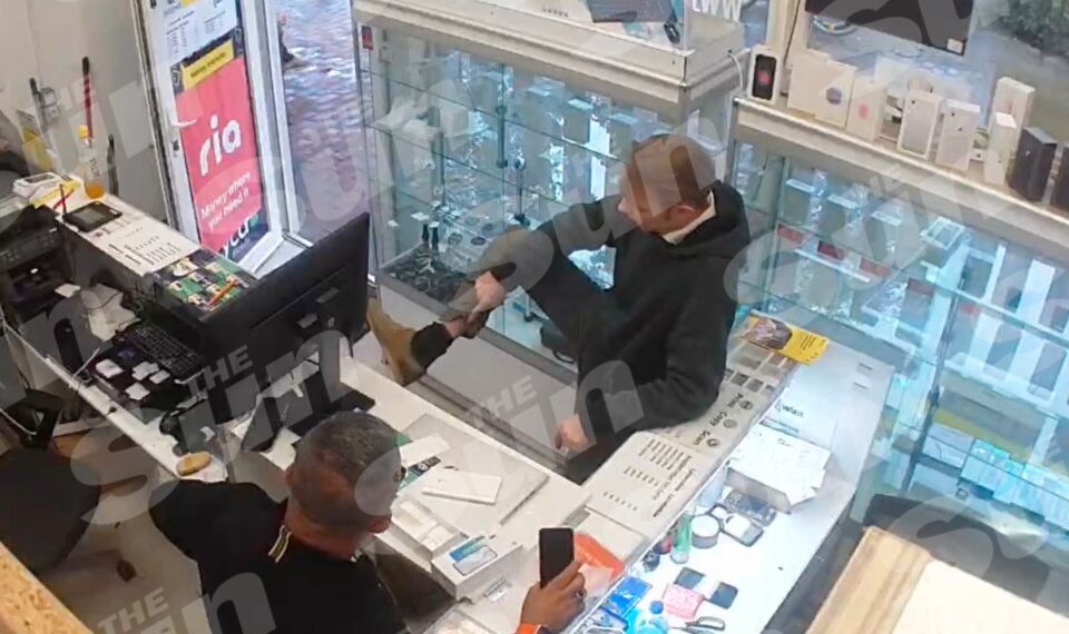 Christian Bruckner mostrando su etiqueta de tobillo al dueño de una tienda en Neumünster, Alemania.
