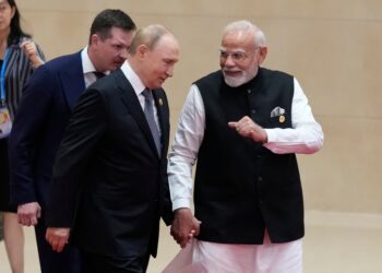 El primer ministro Modi y el presidente Putin se toman de la mano en la Cumbre SCO.