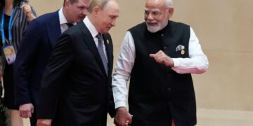 El primer ministro Modi y el presidente Putin se toman de la mano en la Cumbre SCO.