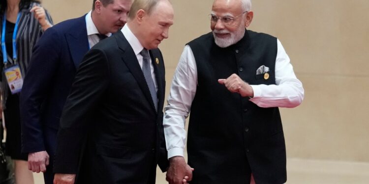 El primer ministro Modi y el presidente Putin se toman de la mano en la Cumbre SCO.