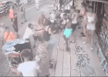 Imágenes de seguridad de una pelea en una multitud de personas.