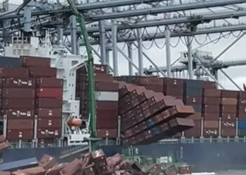 Recipientes de carga que caen en el mar.