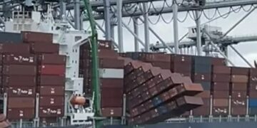 Recipientes de carga que caen en el mar.