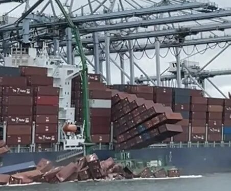 Recipientes de carga que caen en el mar.