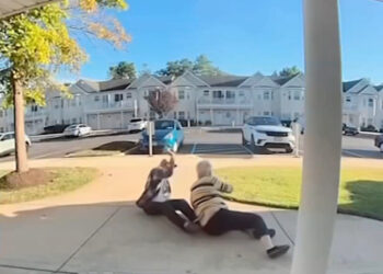 Dos mujeres mayores que luchan en el suelo.