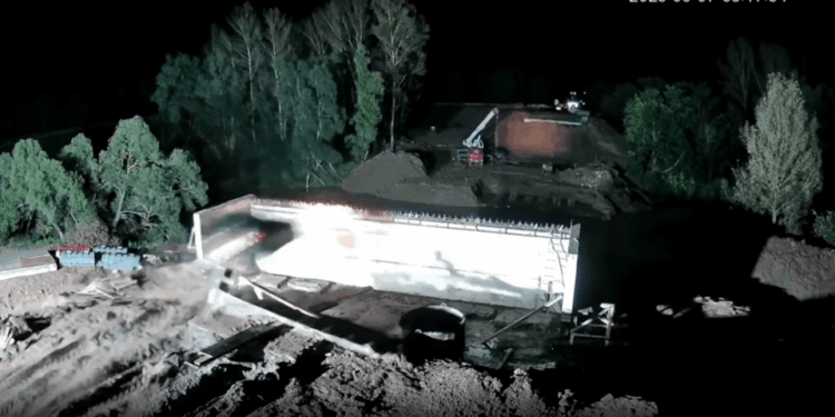 Las imágenes de CCTV de un automóvil se estrellan contra un pilar de soporte de puente, se incendian y caen en un río.