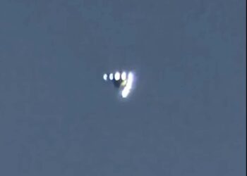 OVNI en forma de V con luces flotantes en el cielo.