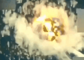 Una explosión de luz y humo.